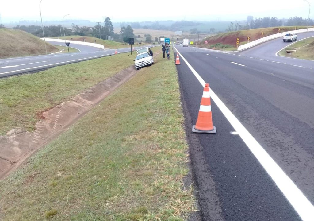 Carro para em canaleta na BR-277