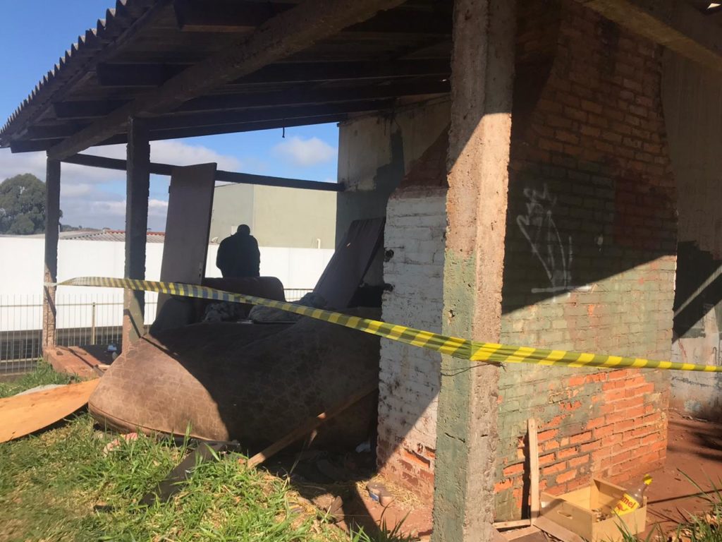 Homem é encontrado morto aos fundos de salão comunitário