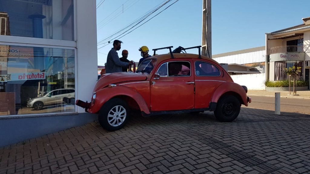 Fusca avança sobre calçada e atinge parede de empresa no Coqueiral