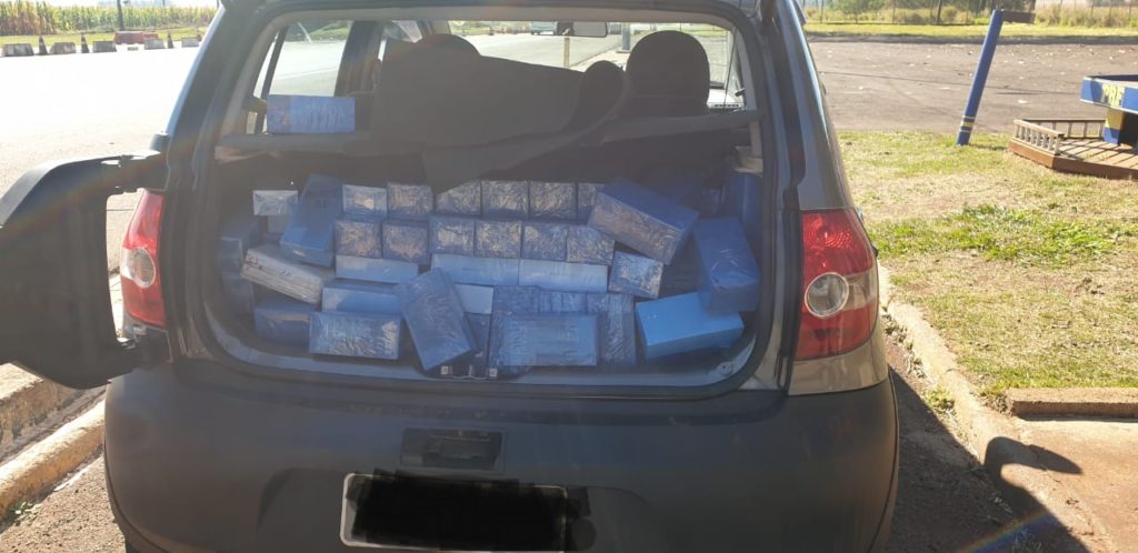 PRF apreende veículo lotado de celulares em Santa Terezinha de Itaipu