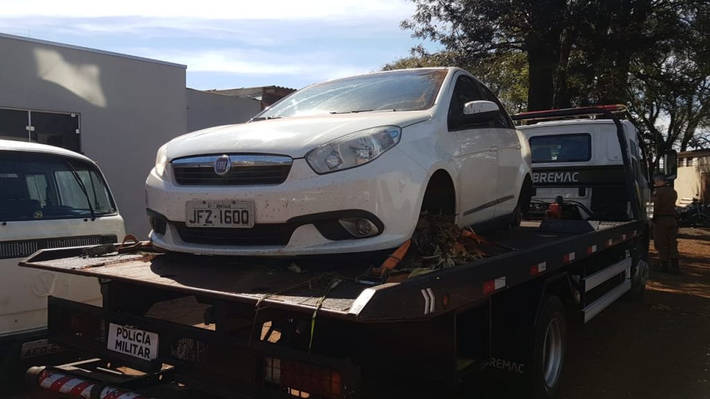 Siena roubado é recuperado sem as rodas