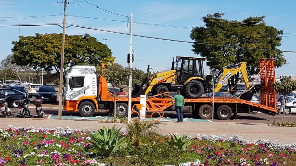 Retroescavadeira é entregue à Secretaria de Agricultura