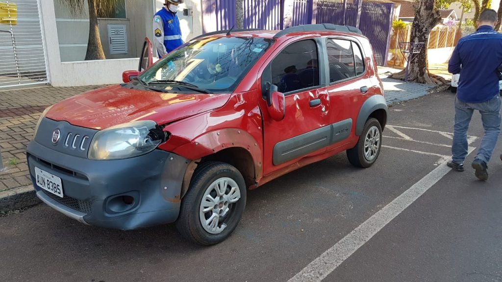 Batida de trânsito deixa motociclista ferida no Centro de Cascavel