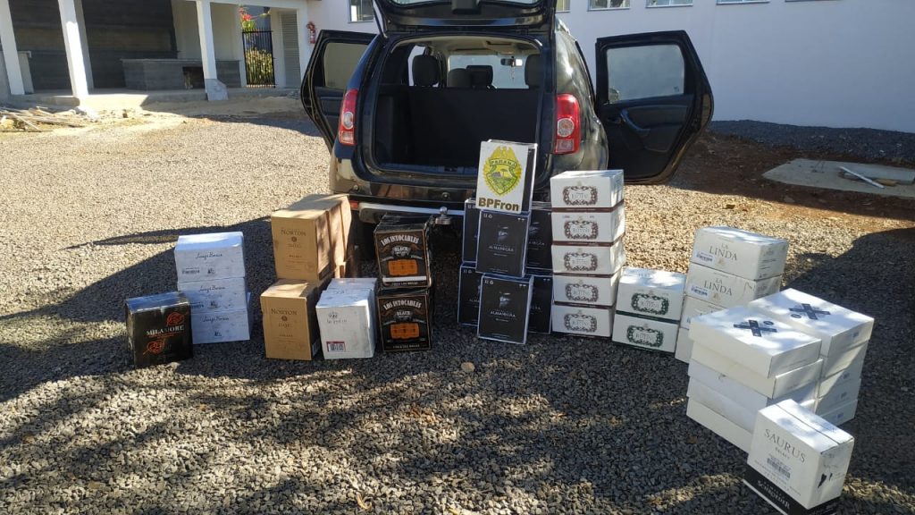 BPFron apreende carro com 270 garrafas de vinho em Barracão