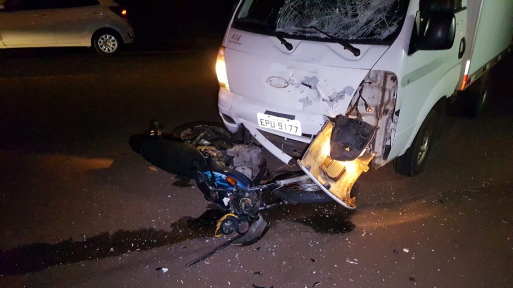 Grave batida entre utilitário e moto é registrada na Rua Rio da Paz