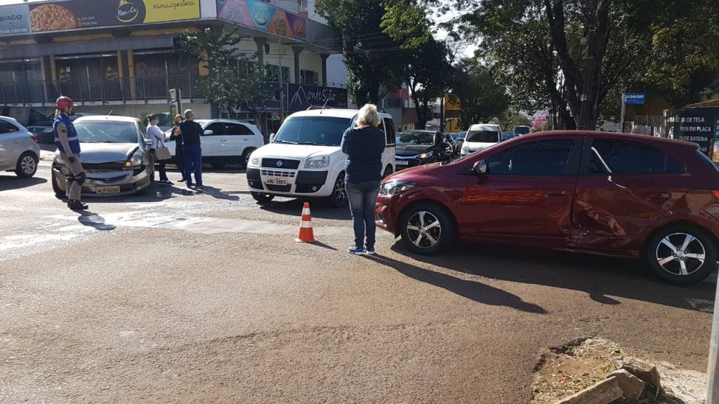 Carros se envolvem em forte colisão na Rua São Paulo