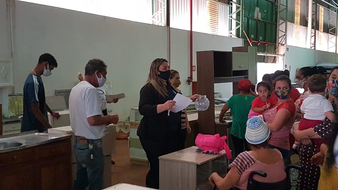 Famílias atingidas por grande incêndio no Bairro Interlagos participam de sorteio de bens arrecadados Imagem referente a Famílias atingidas por grande incêndio no Bairro Interlagos participam de sorteio de bens arrecadados