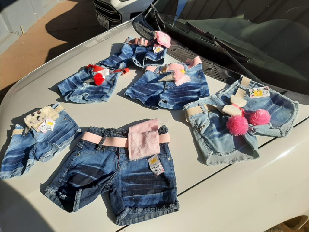 Com mandado de prisão em aberto, homem é detido pela PM; Com ele foram encontradas roupas furtadas