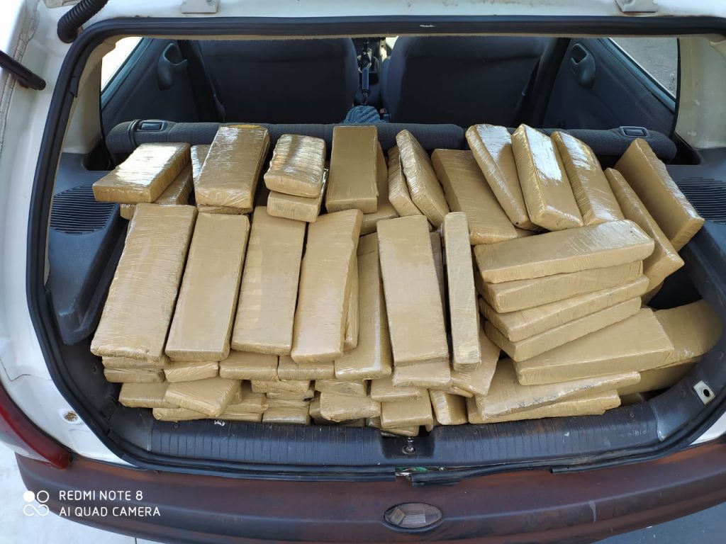 PRE detém indivíduo e apreende carro com 193 quilos de maconha na PR-323
