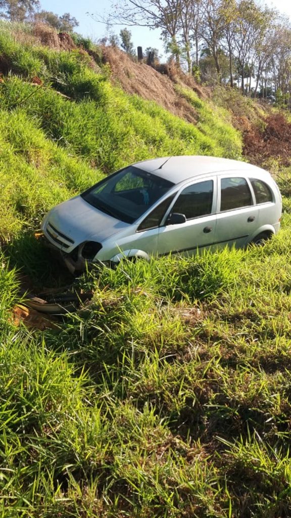 Meriva tem frente destruída ao sair da pista e colidir em barranco na PR-180