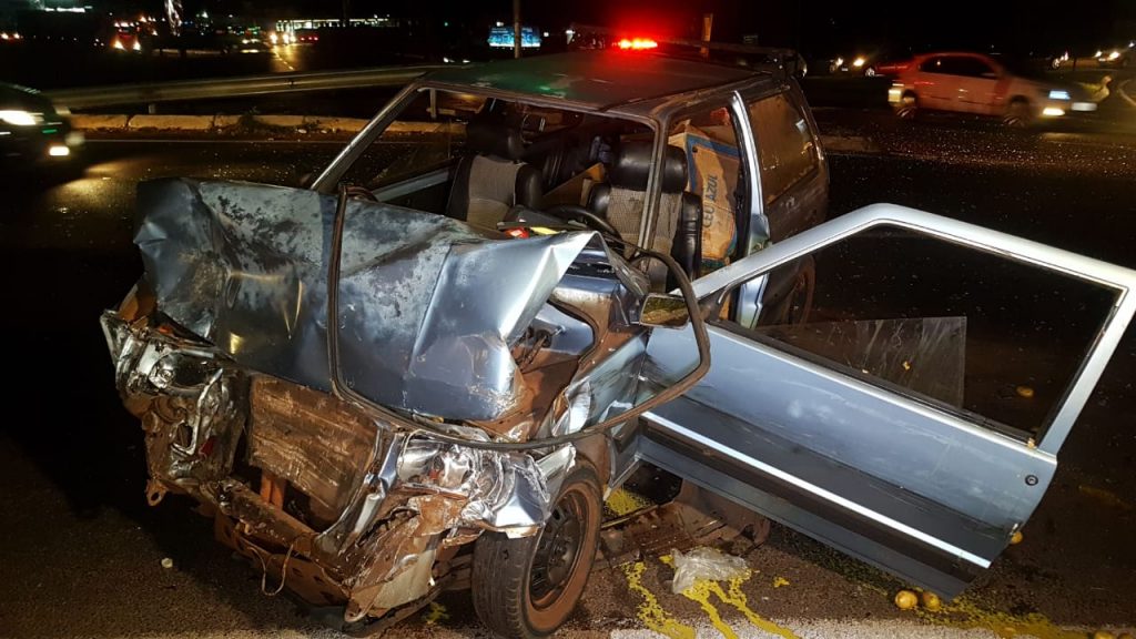 Uno tem a frente destruída ao se envolver em colisão no Trevo Cataratas