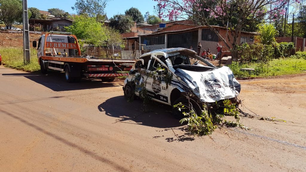 Carro que capotou e caiu em córrego é guinchado após 12 horas do acidente