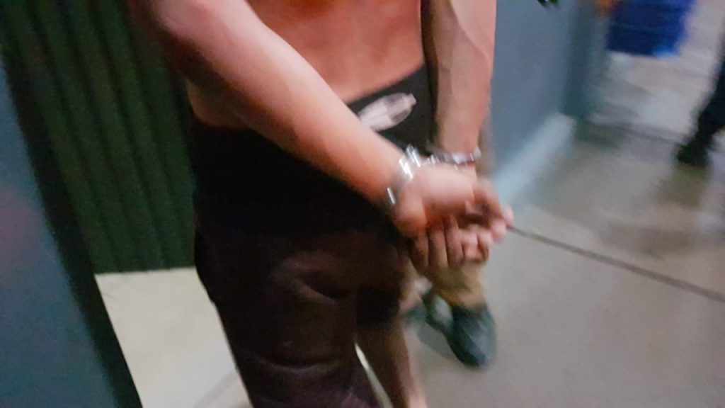 Jovem agride mãe com soco e ameaça policiais com faca no Jardim Colmeia