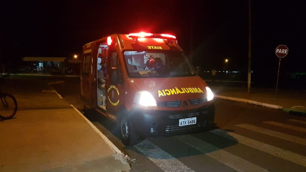 Homem sofre lesão na mão em colisão de trânsito na Avenida Tito Muffato