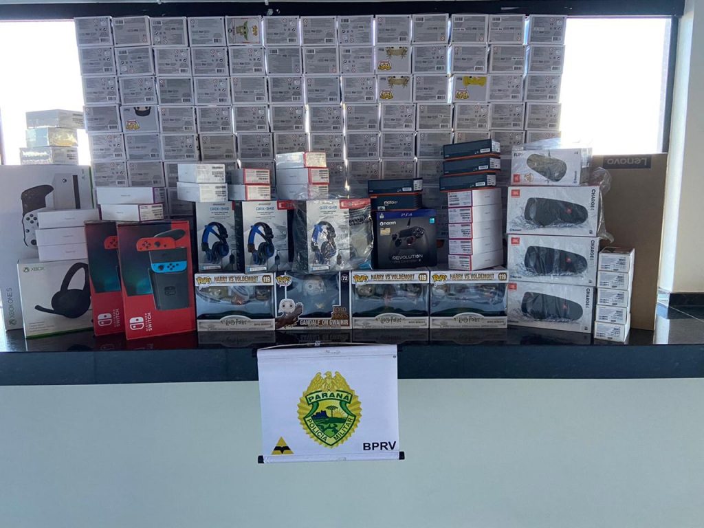 PRE apreende veículo Corolla carregado com mercadorias na PR-323, em Iporã