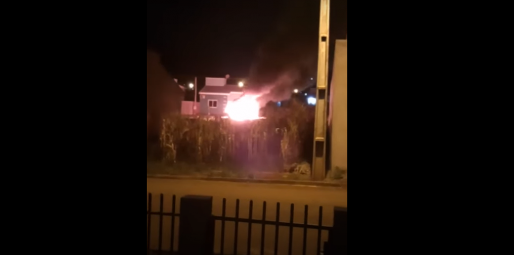 Veículo Renault Scénic fica destruído em incêndio em Missal