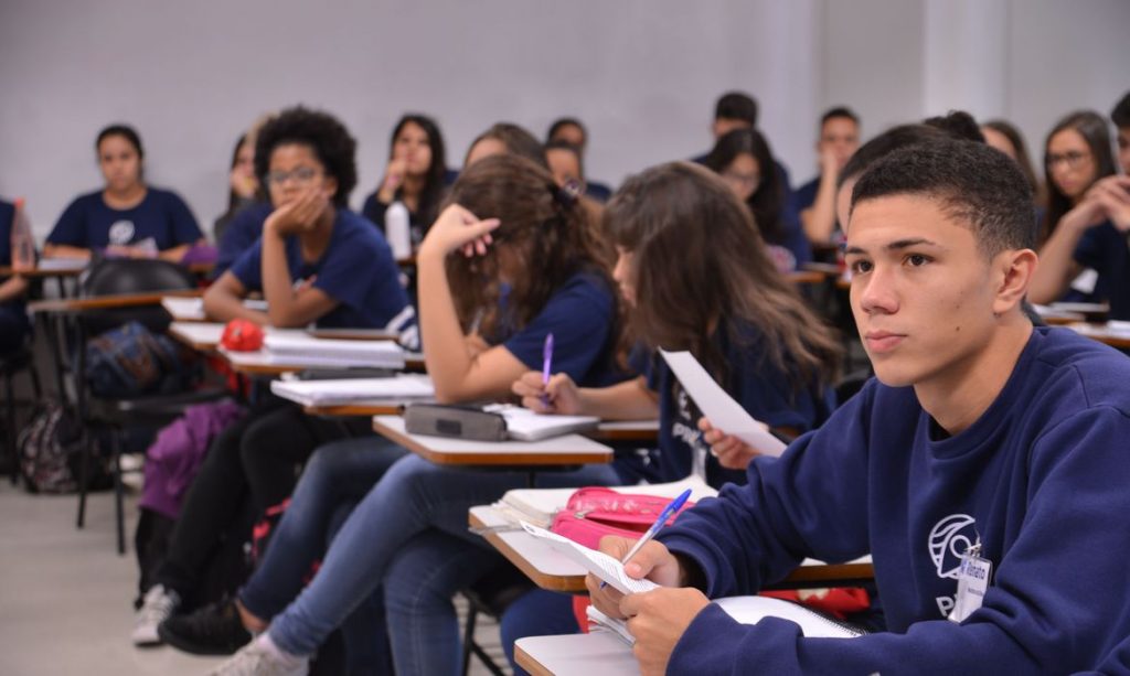 Estudantes com Fies podem suspender pagamentos até o fim da pandemia
