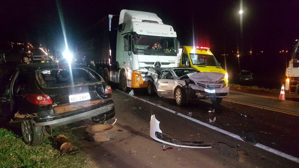 Engavetamento envolve carreta e vários veículos na BR-277