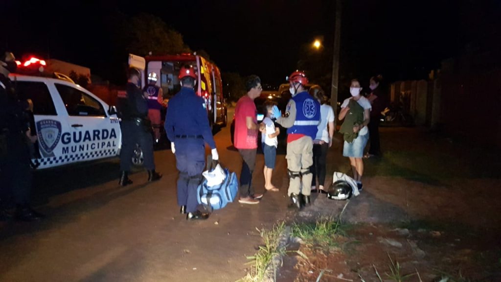 Jovem é atendida pelo Siate após ser atingida por carro no Bairro Floresta