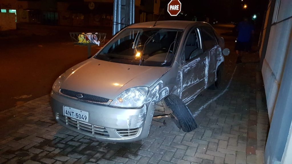 Carro atinge parede de empresa em acidente no Bairro São Cristóvão