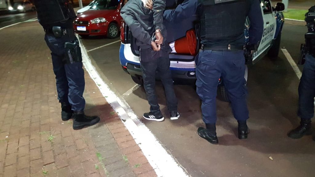Jovem acaba detido ao ser surpreendido pela GM agredindo mulher na Praça da Bíblia