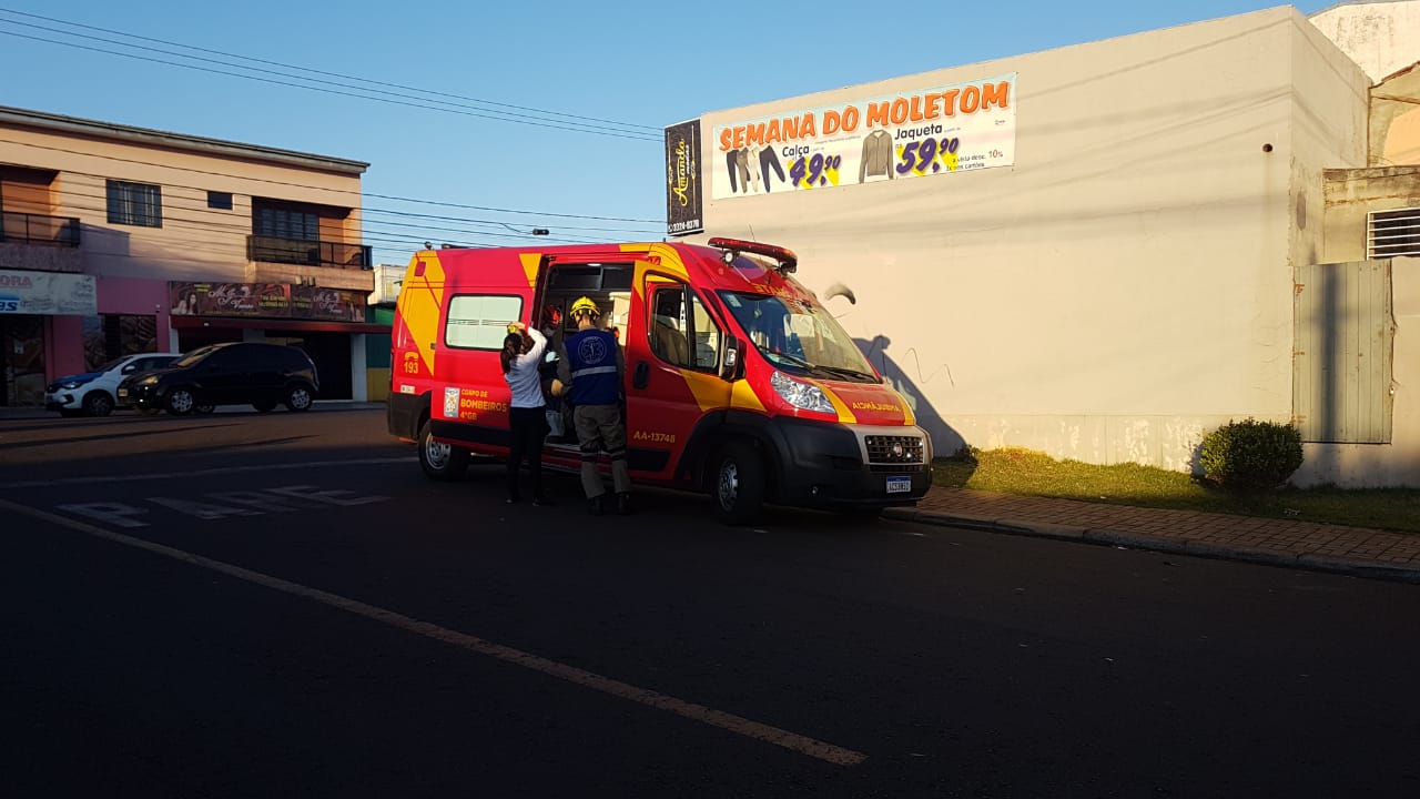 Mulher é atropelada por carro na Rua Europa, no Bairro Periolo