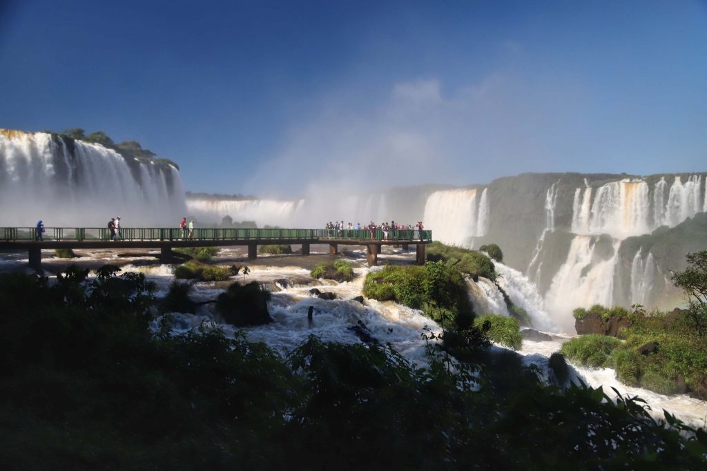Covid-19: Com aumento de casos, Foz do Iguaçu restringe serviços e determina toque de recolher