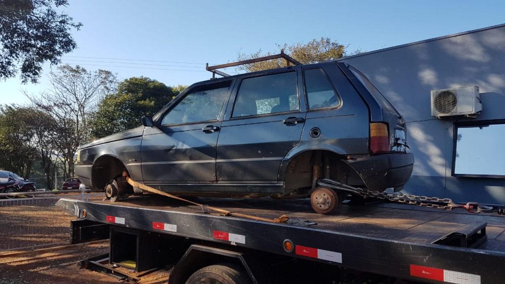 Uno furtado durante a madrugada é localizado sem rodas em área rural na Região Norte Uno furtado durante a madrugada é localizado sem rodas em área rural na Região Norte
