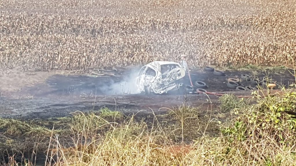 Motorista perde o controle e capota veículo na BR-369; carro pegou fogo após acidente Motorista perde o controle e capota veículo na BR-369; carro pegou fogo após acidente