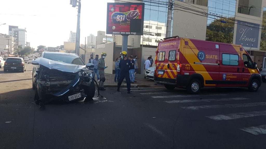 Carros se envolvem em grave colisão na Rua São Paulo, no Centro