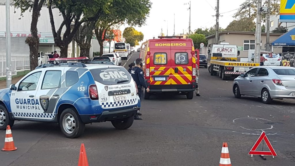 Jovem fica ferido em colisão na Avenida Carlos Gomes
