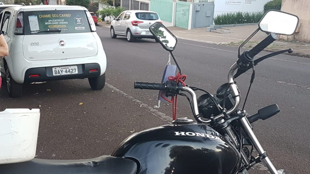 Homem sofre lesão na clavícula em colisão entre carro e moto