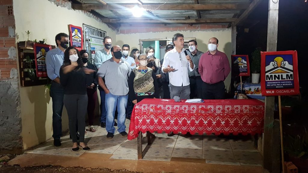 Jardim da Amizade: famílias recebem contratos de regularização de loteamento