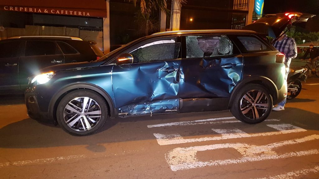 Lateral de veículo fica destruída em forte colisão de trânsito no Centro