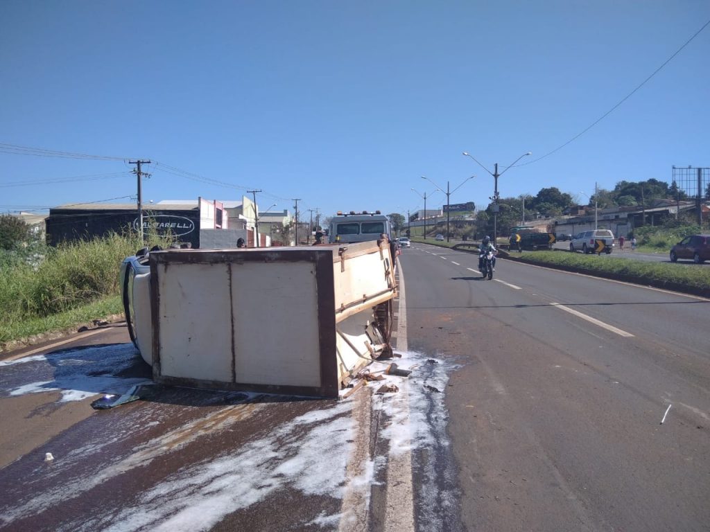 Utilitário tomba após colisão na BR-369, em Londrina