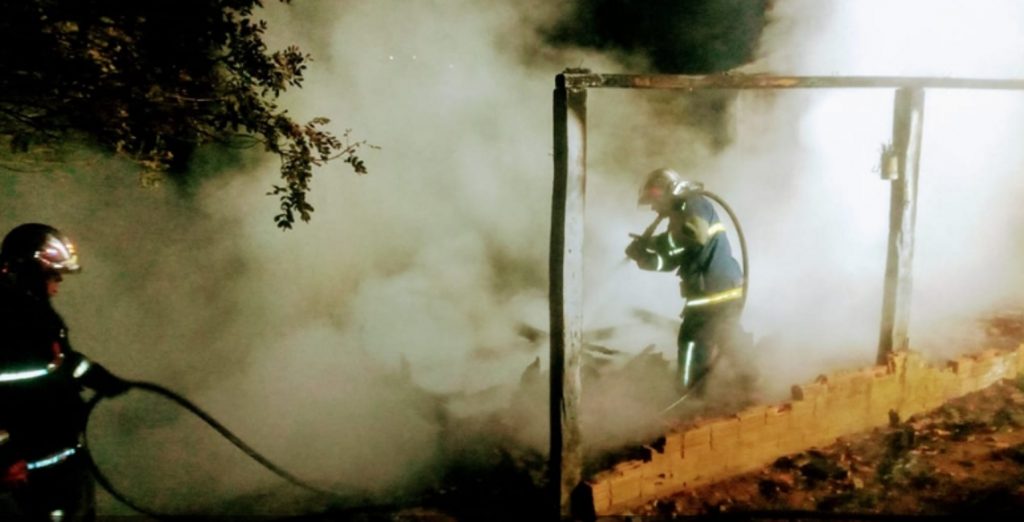 Incêndio destrói casa e mobiliza bombeiros em Ponta Grossa Incêndio destrói casa e mobiliza bombeiros em Ponta Grossa