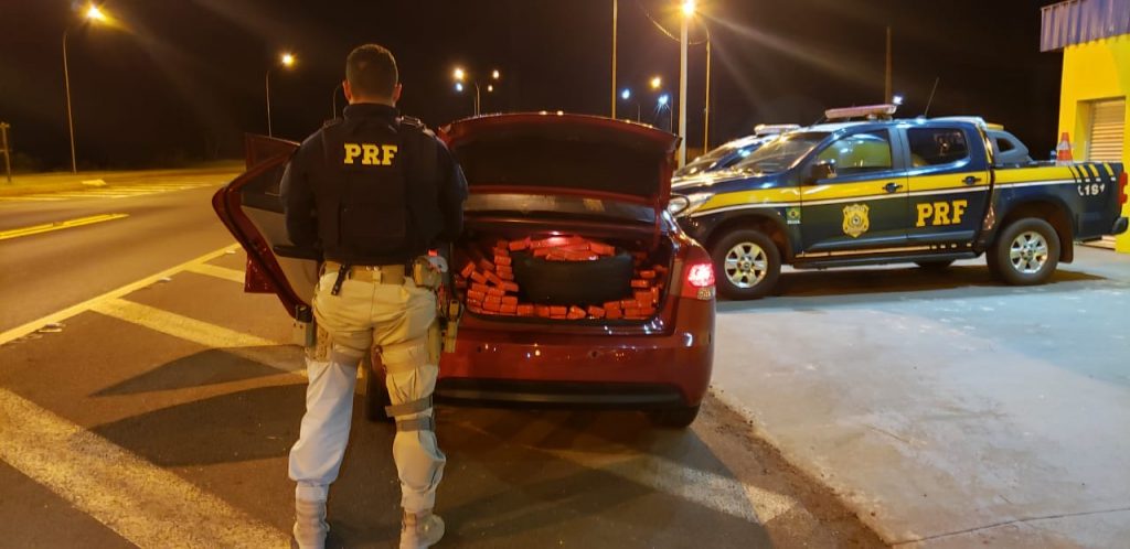 PRF apreende quase 700 quilos de maconha em Catanduvas PRF apreende quase 700 quilos de maconha em Catanduvas