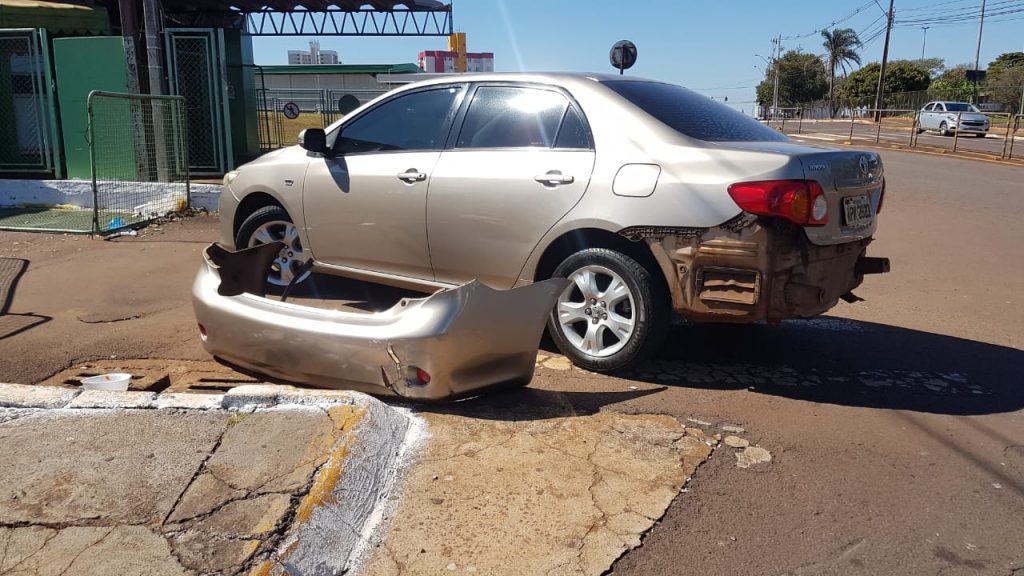 Corolla e motocicleta colidem na Rua JK, na esquina do antigo terminal oeste Corolla e motocicleta colidem na Rua JK, na esquina do antigo terminal oeste