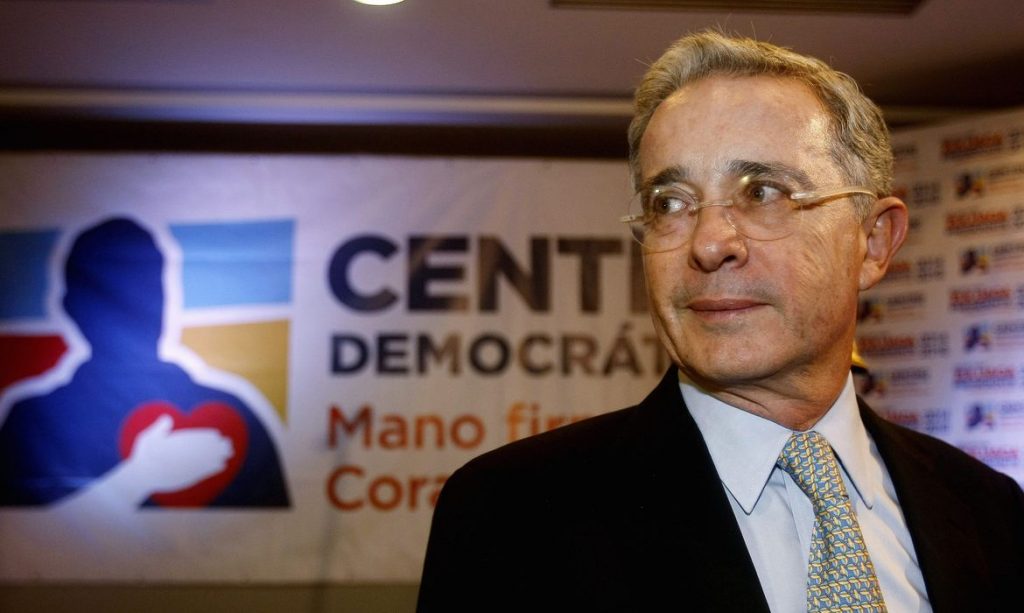Suprema Corte da Colômbia ordena prisão do ex-presidente Uribe