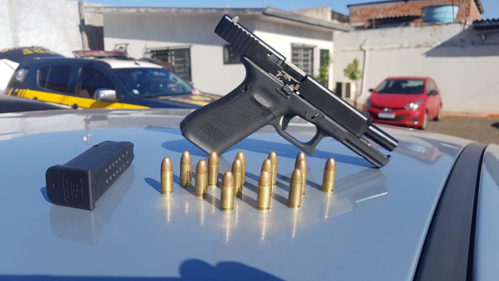 De tornozeleira, homem é preso pela PRF com pistola 9 mm