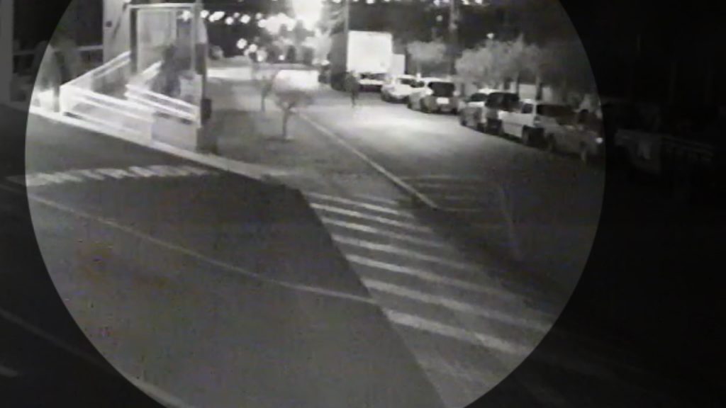 Mulher é vítima de roubo no Bairro Cancelli; câmera registrou ação criminosa