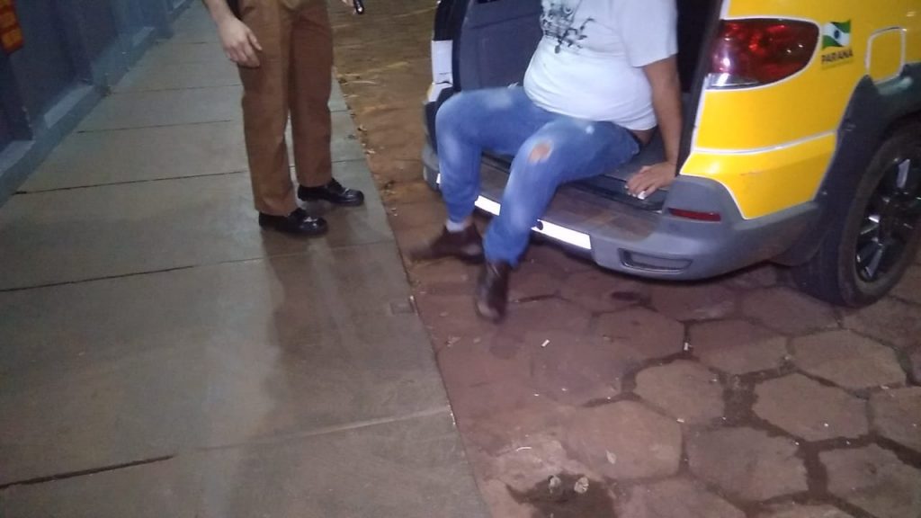 Dormindo dentro de carro em via pública, homem é preso por embriaguez no Bairro São Cristóvão