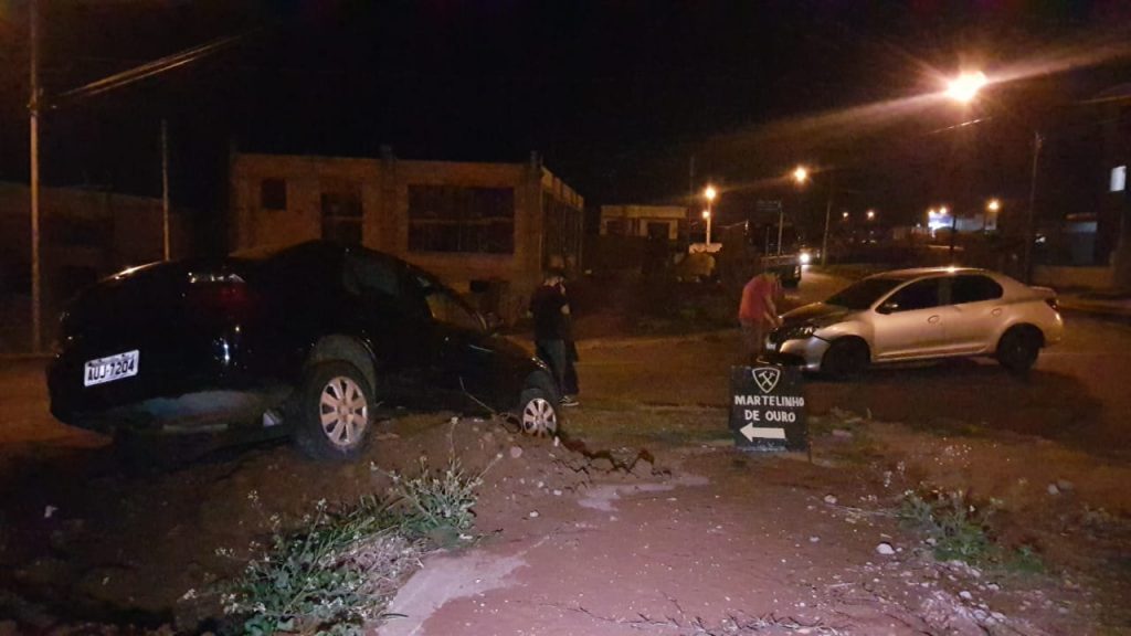 Após forte impacto, carro para em terreno no Jardim Veneza