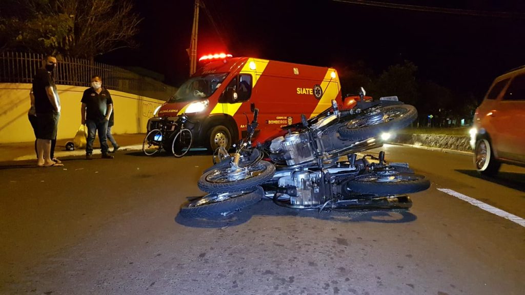Colisão entre motos deixa três feridos na Avenida Carlos Gomes