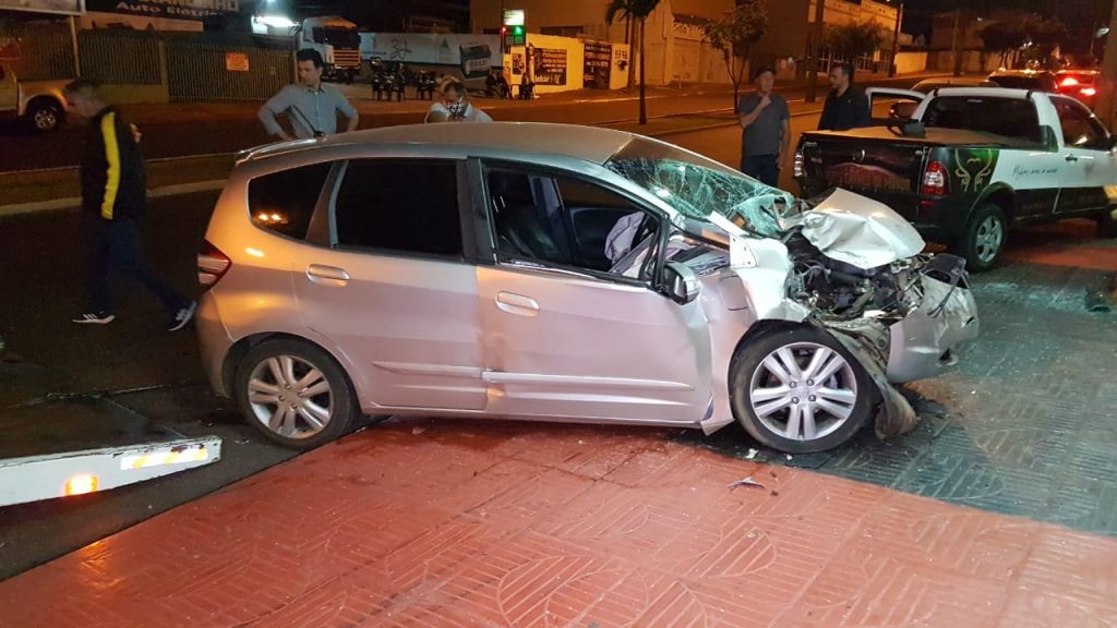 Carros param em calçada em grave colisão no Coqueiral