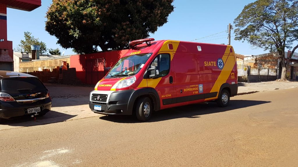 Ciclista fica ferido ao atingir retrovisor de caminhão e sofrer queda, no Bairro Interlagos Ciclista fica ferido ao atingir retrovisor de caminhão e sofrer queda, no Bairro Interlagos