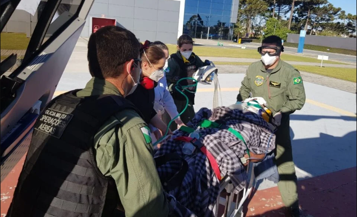 Idoso cai de escada, bate a cabeça e é socorrido por helicóptero em estado grave em Campo Magro Imagem referente a Idoso cai de escada, bate a cabeça e é socorrido por helicóptero em estado grave em Campo Magro