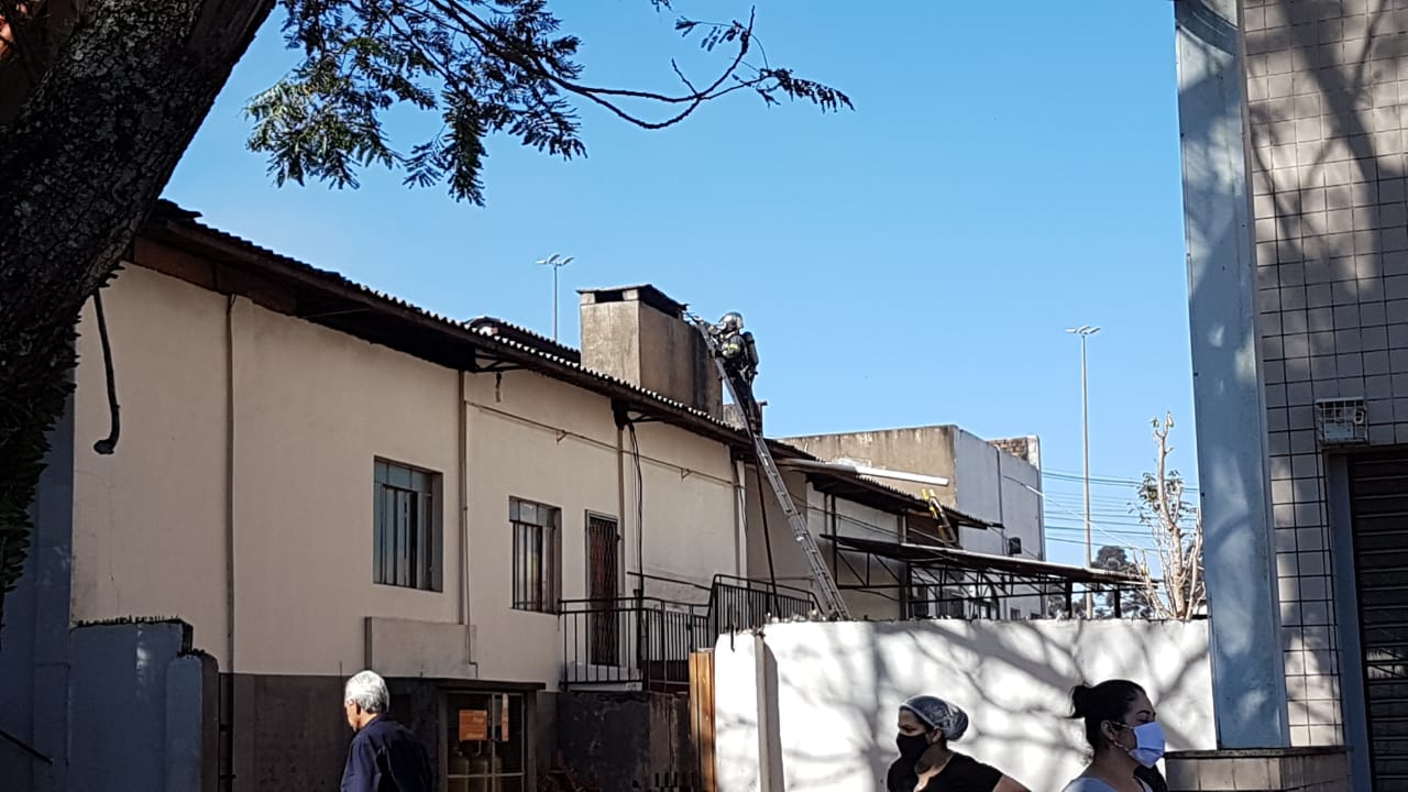 Estrutura de chaminé pega fogo e Corpo de Bombeiros é mobilizado à churrascaria Imagem referente a Estrutura de chaminé pega fogo e Corpo de Bombeiros é mobilizado à churrascaria