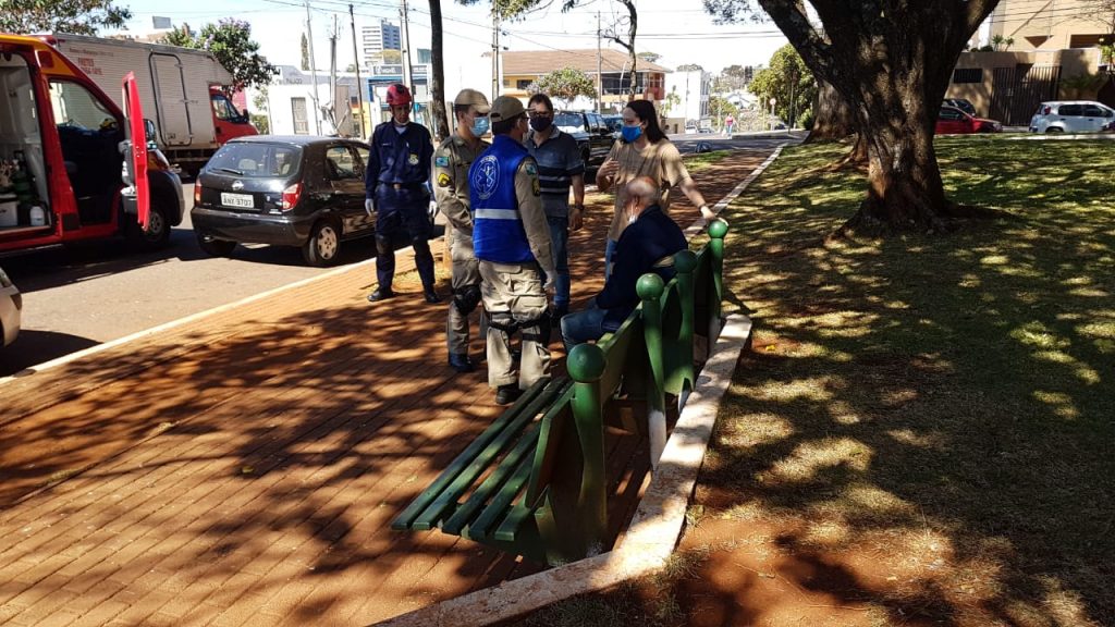 Homem de 49 anos sofre queda e é socorrido pelo Siate na Rua Pio XII Homem de 49 anos sofre queda e é socorrido pelo Siate na Rua Pio XII