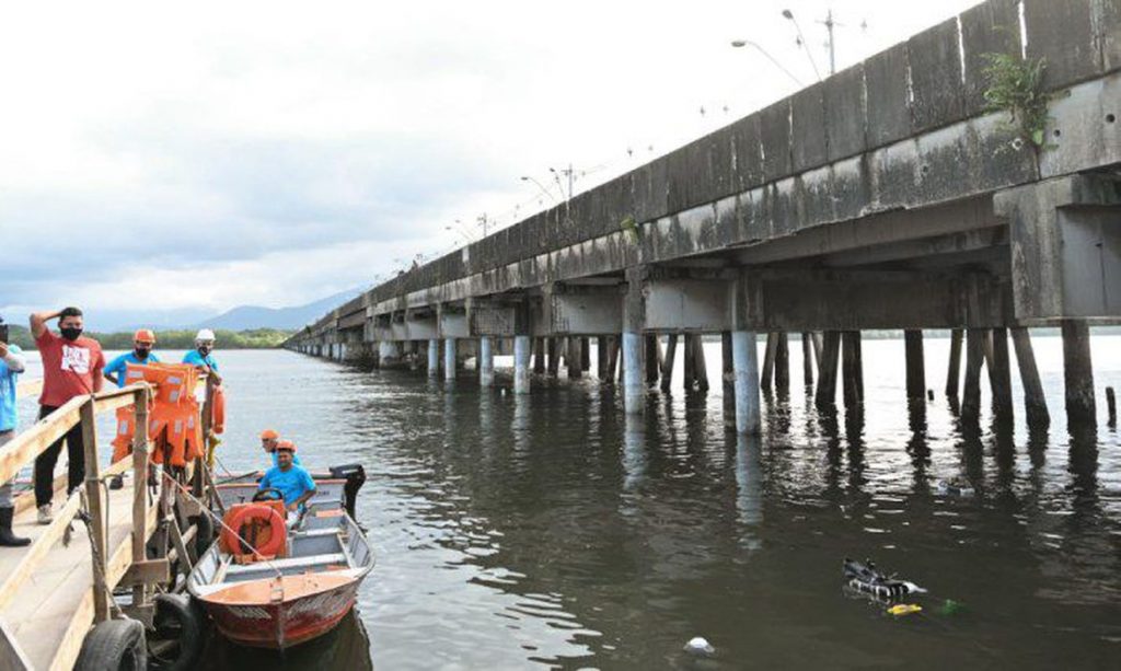 Bolsonaro visita ponte em São Vicente recuperada com recursos federais Bolsonaro visita ponte em São Vicente recuperada com recursos federais